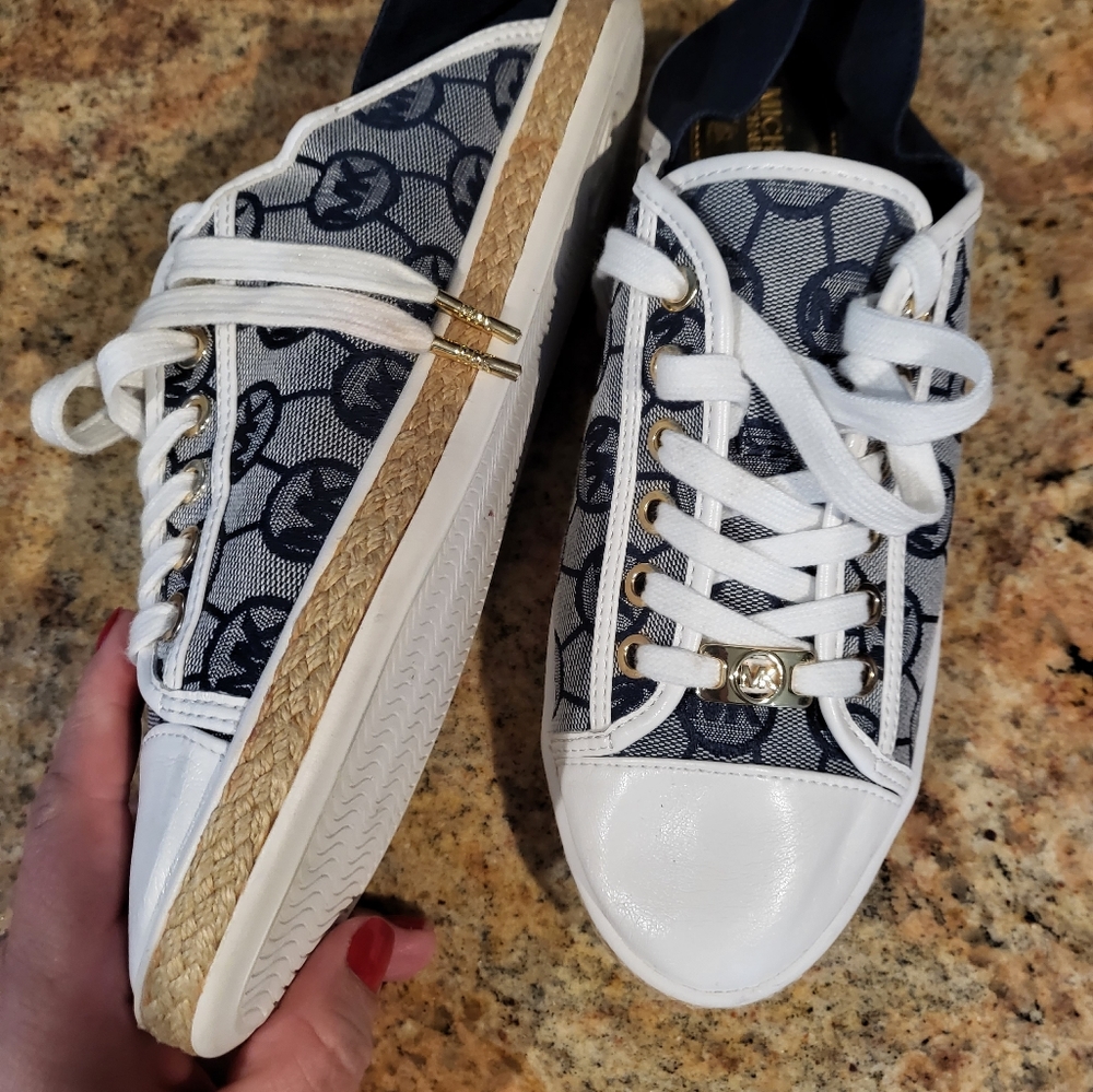 Shoes - Picture 2 of 6